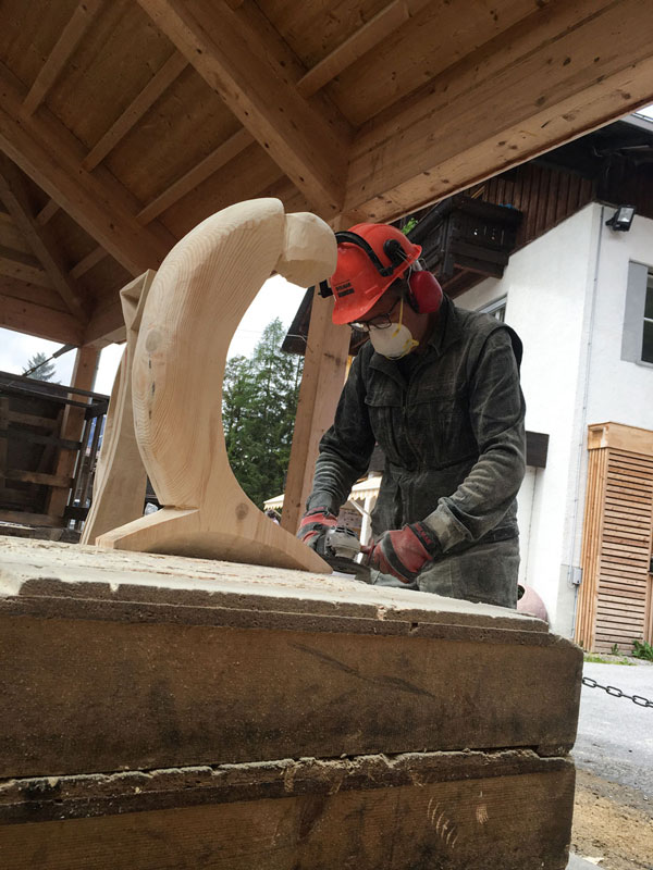 Demut Holzskulptur Lindenatelier.com